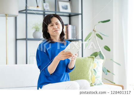 中年婦女掙扎著拿著錢包 128401317