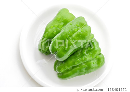 Bell pepper with water drops Bell pepper with water drops 128401351