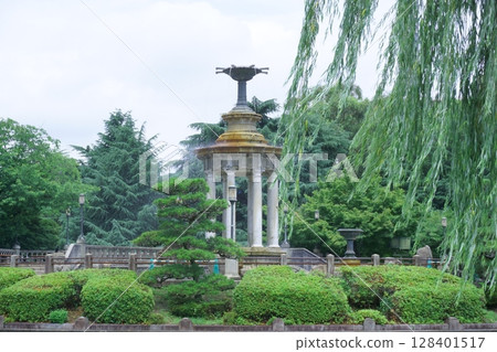 Tsuruma Park: A fountain tower surrounded by greenery 128401517