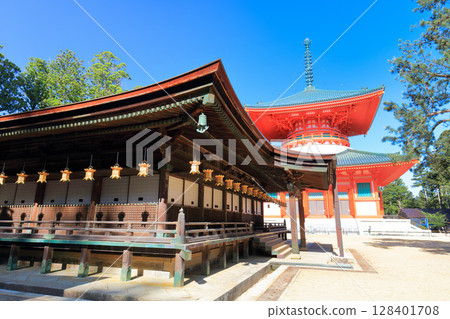 [和歌山縣]晴天時高野山團上伽藍的根本大東和禦榮堂 128401708