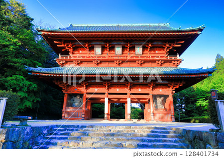 [Wakayama Prefecture] The Daimon Gate of Mount Koya on a clear day 128401734