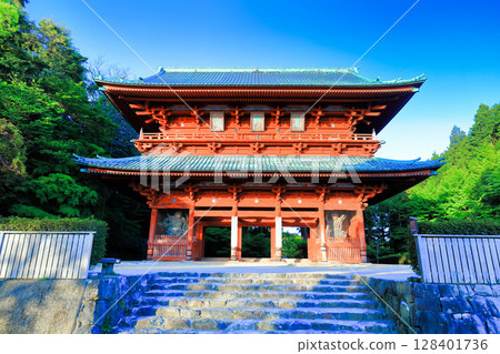[Wakayama Prefecture] The Daimon Gate of Mount Koya on a clear day 128401736