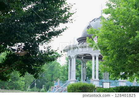 被綠蔭環繞的建築：鶴舞公園奏樂堂 128401825