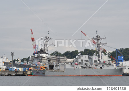 杜威號驅逐艦和拉斐爾·佩拉爾塔號驅逐艦 128401886