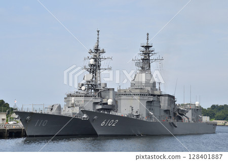 驅逐艦「高波號」和試驗艦「飛鳥號」 128401887