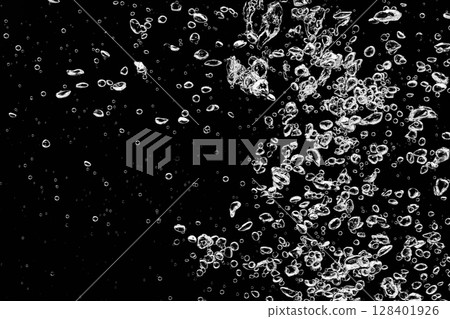許多氣泡在黑色背景下飛入水中。 許多氣泡在黑色背景下飛入水中。 128401926