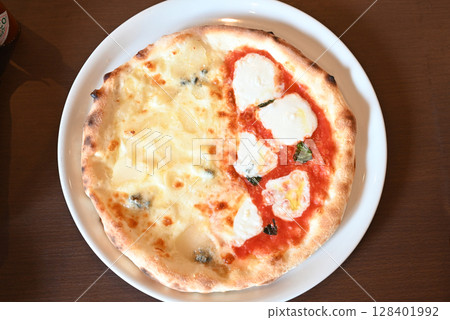 卡門貝起司和梨子各半披薩 128401992