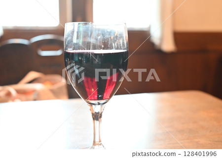 桌上的一杯酒 128401996