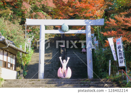 桃太郎神社：桃太郎雕像與鳥居門 128402214