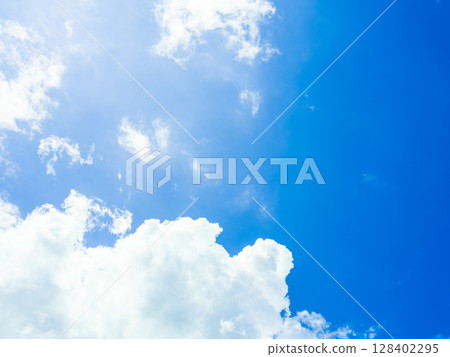 耀眼的夏日藍天，8K或更高解析度 128402295