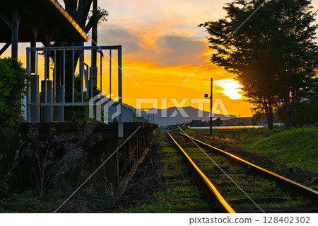 日落景點（見晴台站） 夕陽西下的列車景觀與鄉村風光交相輝映（南阿蘇村） 128402302