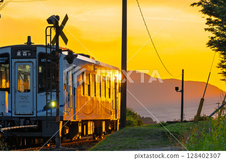 行駛在夕陽映照下的鄉村的電車（見晴站）（南阿蘇村） 128402307