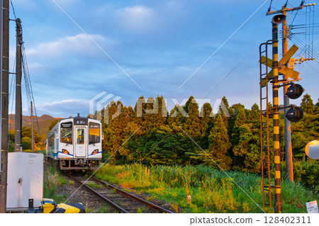 行駛在夕陽映照下的鄉村的電車（見晴站）（南阿蘇村） 128402311