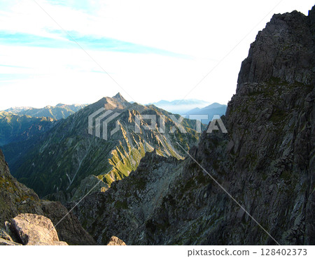 從唐澤山的鐵索梯段回望北穗高岳、槍岳橫斷路線的全景（盛夏時節的穗高山脈登山） 128402373