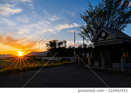 A rural station and the glow of the sunset (Miharashidai Station) (Minamiaso Village) 128402431