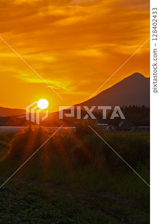 美麗的鄉村景色和阿蘇山脈的日落(見晴站)(南阿蘇村) 美麗的鄉村景色和阿蘇山脈的日落(見晴站)(南阿蘇村) 128402433