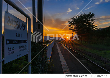 鄉村車站與夕陽的餘暉(見晴站)(南阿蘇村) 鄉村車站與夕陽的餘暉(見晴站)(南阿蘇村) 128402434