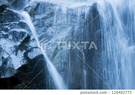 流水美麗的瀑布風景 128402775
