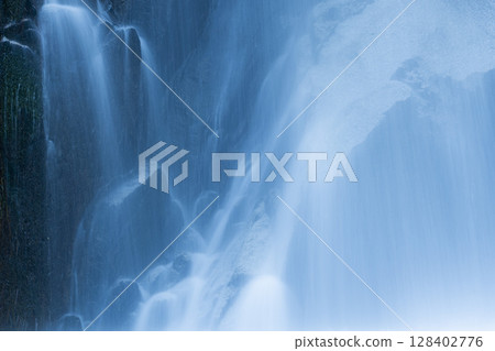 流水美麗的瀑布風景 流水美麗的瀑布風景 128402776