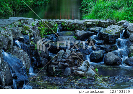 白川湧泉，日本百名水之一，旅遊景點，寺廟境內景色（阿蘇南阿蘇村） 128403139