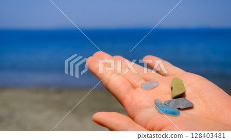 在海灘上拾取海玻璃 在海灘上拾取海玻璃 128403481