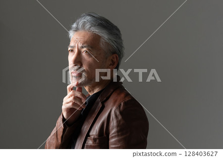 一個穿著夾克的男人 一個穿著夾克的男人 128403627