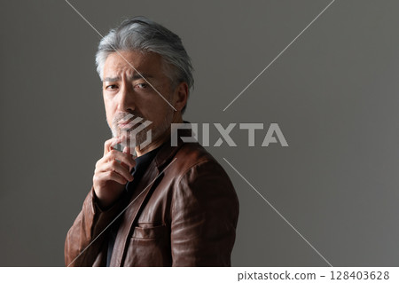 一個穿著夾克的男人 一個穿著夾克的男人 128403628