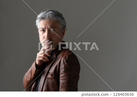 一個穿著夾克的男人 一個穿著夾克的男人 128403630