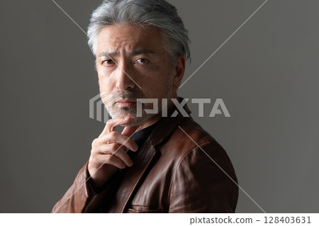 一個穿著夾克的男人 一個穿著夾克的男人 128403631