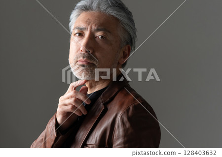 一個穿著夾克的男人 128403632