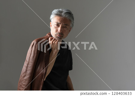 一個穿著夾克的男人 一個穿著夾克的男人 128403633