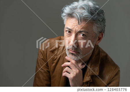 一個穿著夾克的男人 一個穿著夾克的男人 128403776