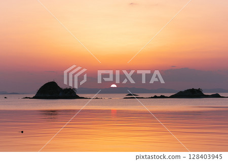 【鴨池海灘的夕陽】愛媛縣今治市大西町郭 【鴨池海灘的夕陽】愛媛縣今治市大西町郭 128403945