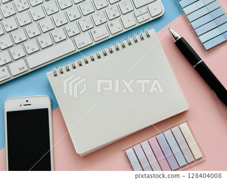 空白筆記本和文具 + PC 和智慧型手機 空白筆記本和文具 + PC 和智慧型手機 128404008