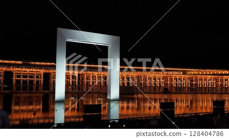 2025年大阪關西博覽會水廣場夜景 2025年大阪關西博覽會水廣場夜景 128404786