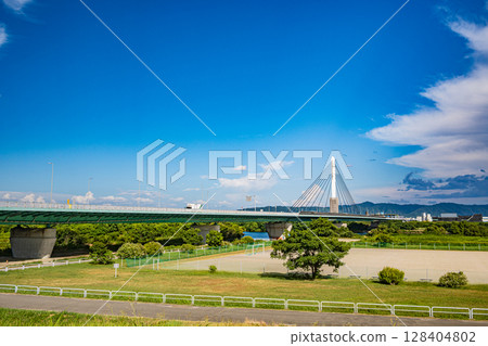 從攝津市淀川右岸眺望鳥居仁和寺橋 128404802