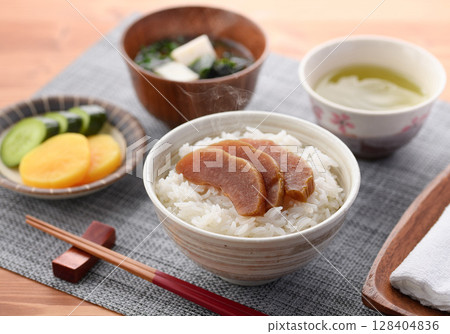 日式早餐:奈良泡菜飯佐味噌湯 日式早餐:奈良泡菜飯佐味噌湯 128404836