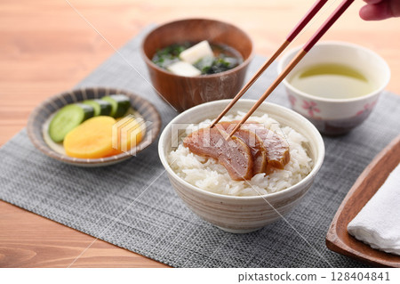 日式早餐:奈良泡菜飯佐味噌湯 日式早餐:奈良泡菜飯佐味噌湯 128404841