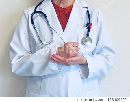 A female doctor who came up with a good idea 128404951