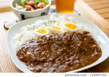 Curry and rice  128405193
