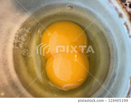 double yolk/twin eggs double yolk/twin eggs 128405199