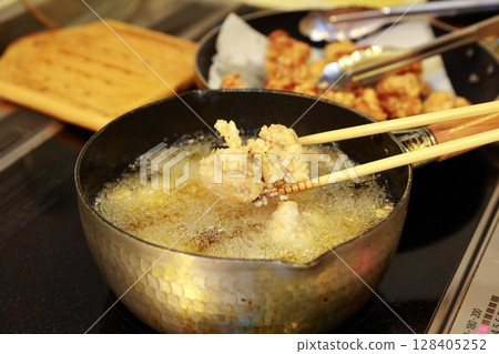  Deep-fried chicken 128405252