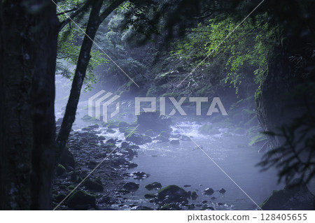 夢幻般的丸原川溪流籠罩在晨霧中，黎明前的寧靜清晨 128405655