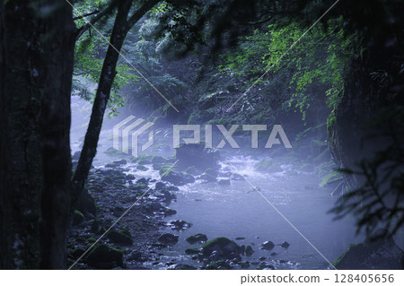 夢幻般的丸原川溪流籠罩在晨霧中，黎明前的寧靜清晨 128405656