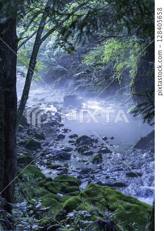 The fantastical Maruhara River mountain stream shrouded in morning mist and the quiet morning before the rays of light begin 128405658