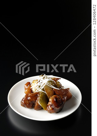 黑色背景上拍攝的黑醋醋醬豬肉 128406472