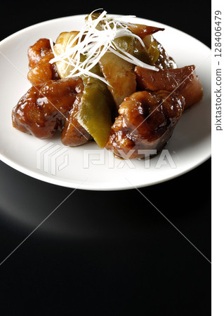 黑色背景上拍攝的黑醋醋醬豬肉 黑色背景上拍攝的黑醋醋醬豬肉 128406479