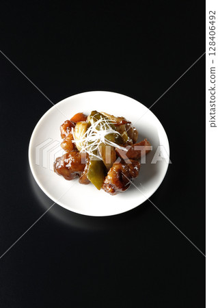 黑色背景上拍攝的黑醋醋醬豬肉 128406492