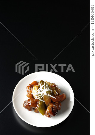 黑色背景上拍攝的黑醋醋醬豬肉 128406493