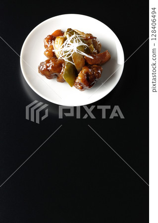 黑色背景上拍攝的黑醋醋醬豬肉 黑色背景上拍攝的黑醋醋醬豬肉 128406494